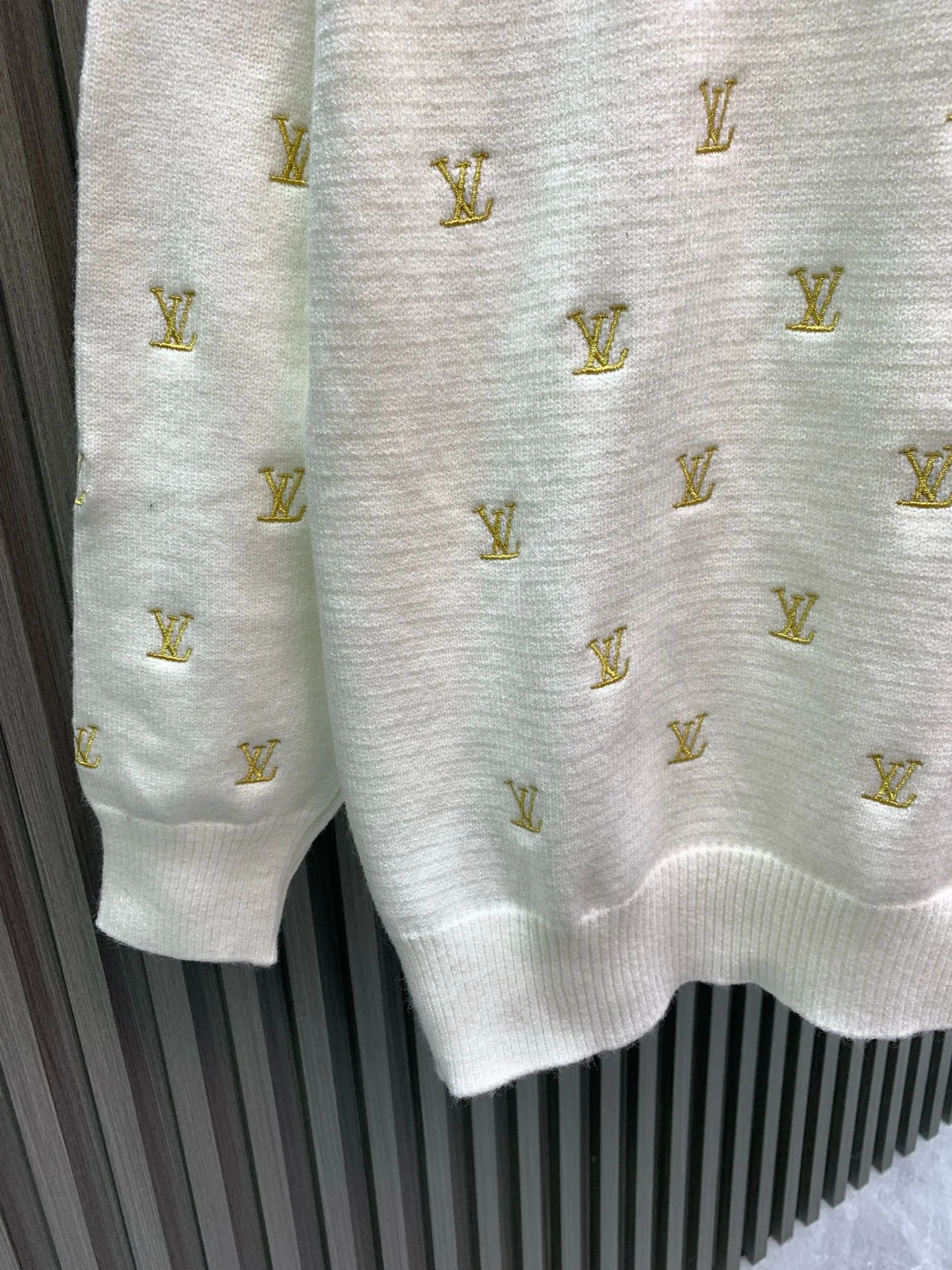 🅿️370 🀄️ Louis Vuitton Louis Vuitton 1*v full logo small embroidered round neck sweater. Originally purchased after 15,000. Fei Dong co-branded series. Fixed color and dyed sheep wool material. 7S special custom-woven and dyed yarn. Hanging wool tissue woven piece. Made of sheep wool material knitted piece. The texture of the fabric is clear and rich. The whole piece is made with full embroidery technology. There are about 168 small embroideries. The embroidery uses fixed-dyed matte embroidery thread on the board and the stitch embroidery process. The pattern is embroidered with thousands of Tajima machine needles. The fine stitching method is dense and ultra-high density without revealing white. The pattern is clear and the lines and three-dimensional sense are strong to enrich the overall picture space. Special cotton wool material is washed and treated. The elastic fiber of sheep wool gives the fabric a high degree of resilience, allowing the clothes to maintain a lasting freshness and durability. Due to its fiber structure and special scale structure, sheep wool also has excellent warmth retention properties and anti-wrinkle properties. Keeps you warm and looks stylish